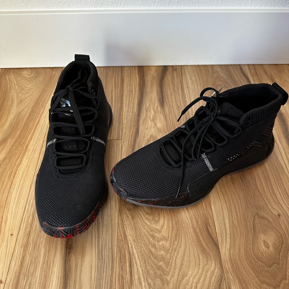 Men's Adidas Dame 5 Basketball Black Athletic Shoes, size 11.5 - Picture 1 of 7